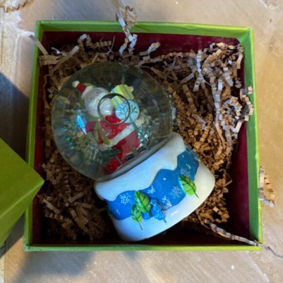 New Old Stock Vintage Holiday Santa Musical Snow Globe - Picture 3 of 4